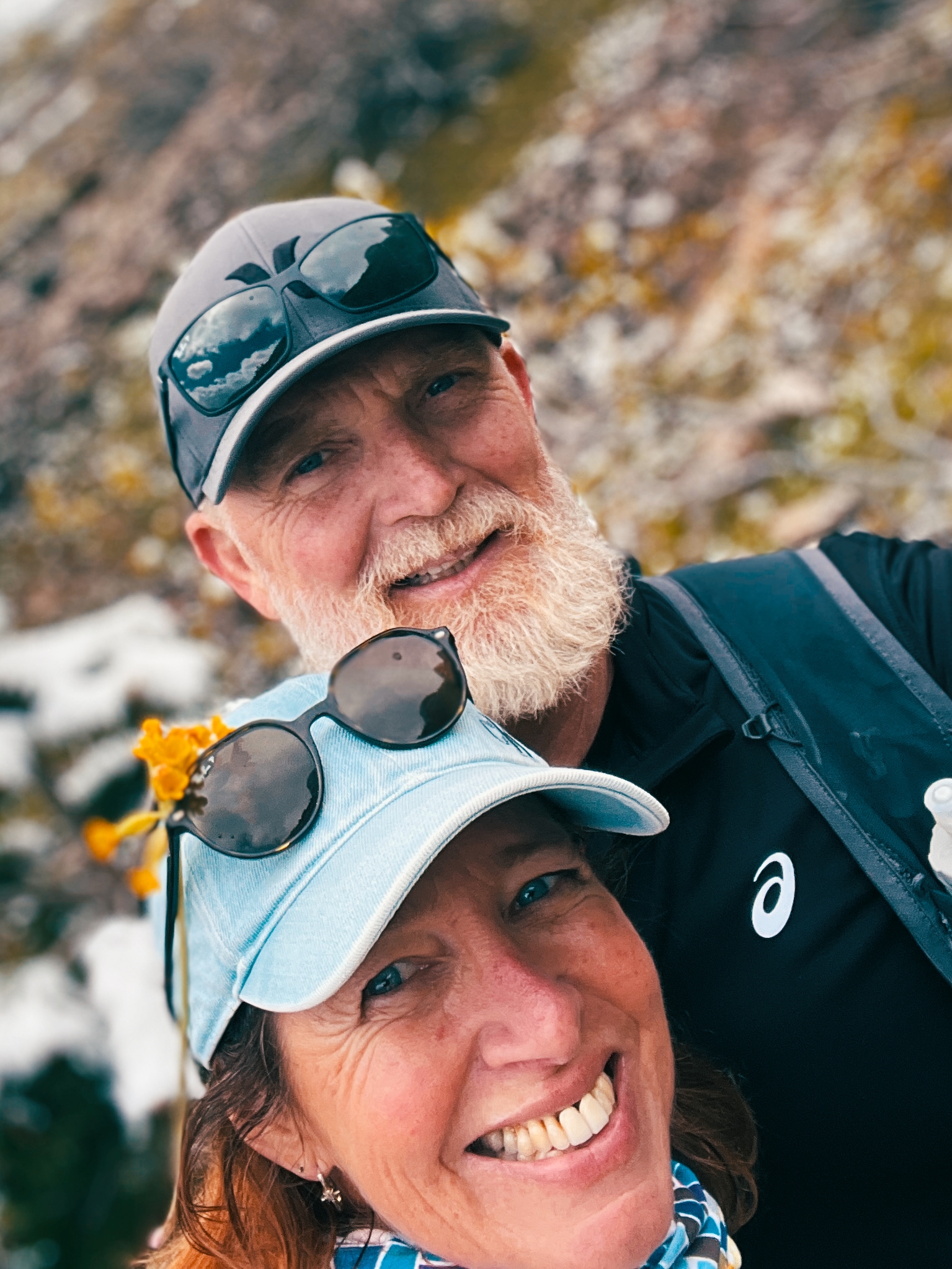 Marc et Valérie en altitude, neige en arrière-plan