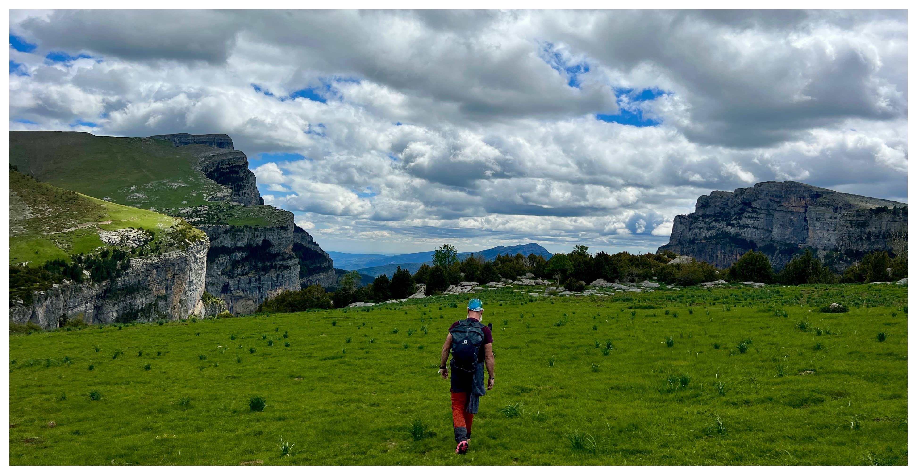 Marc de dos dans la Sierra de Guara, falaises et ciel nuageux