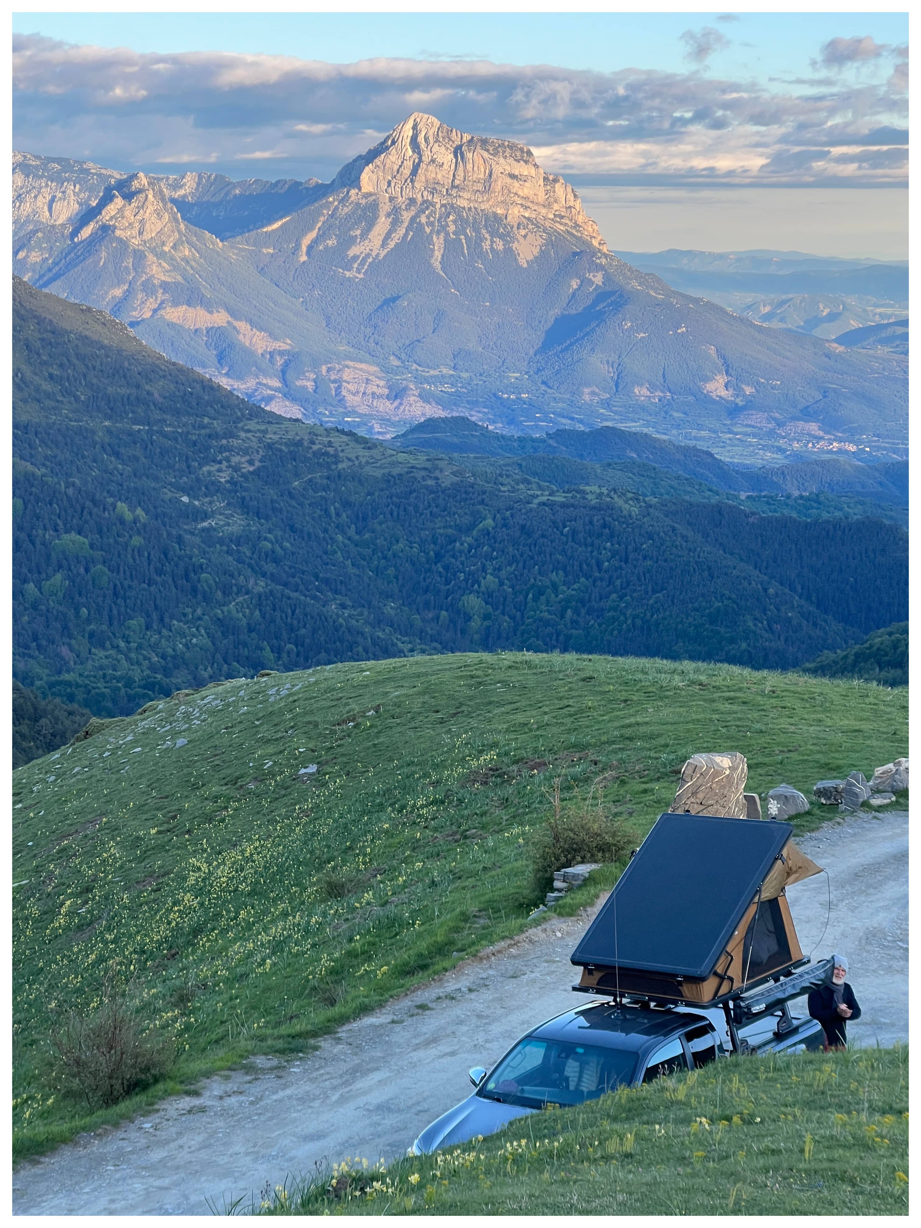 Hope au bivouac en altitude, tente de toit ouverte, sommet en arrière-plan
