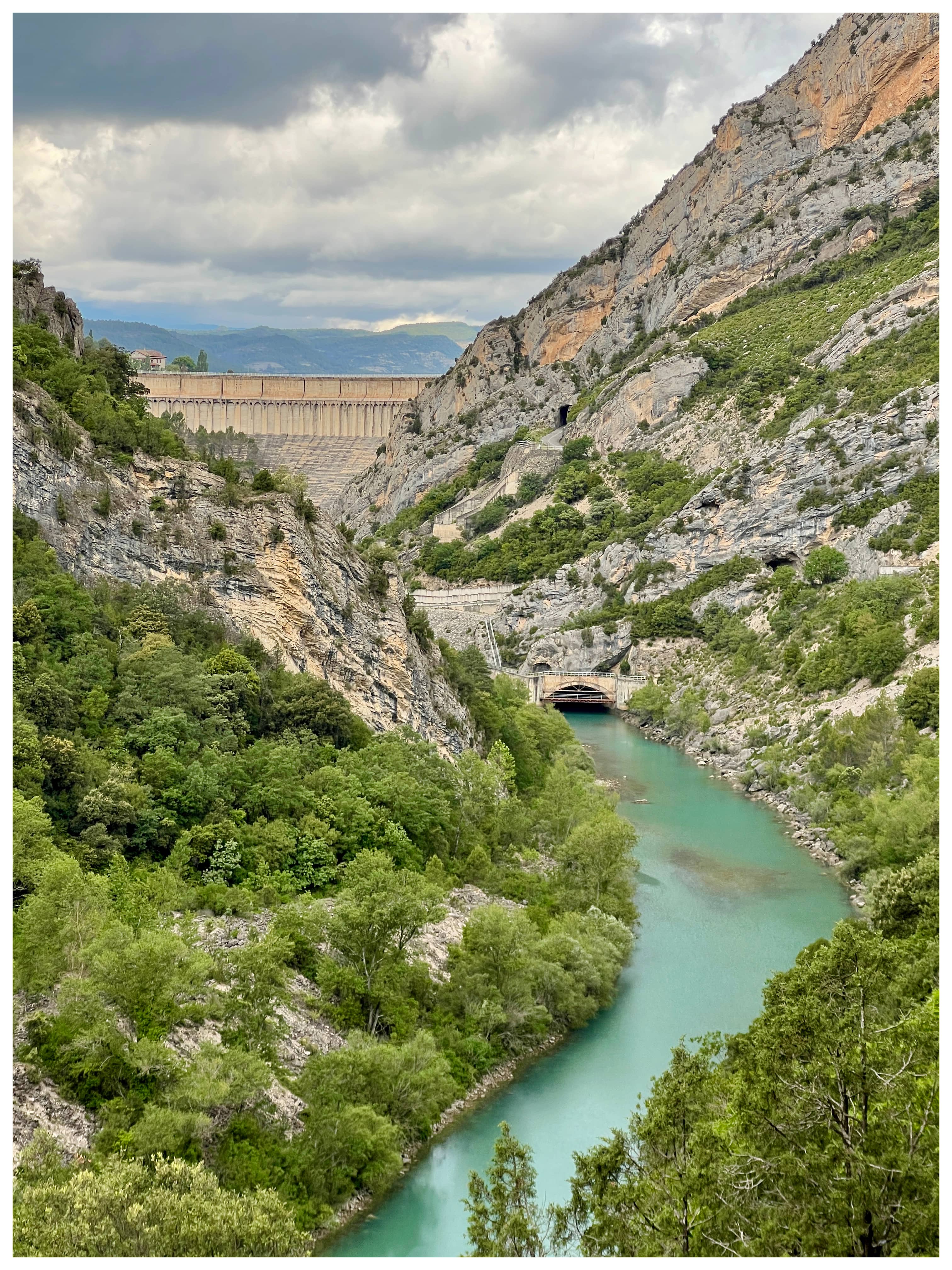 Rivière turquoise et barrage dans les gorges