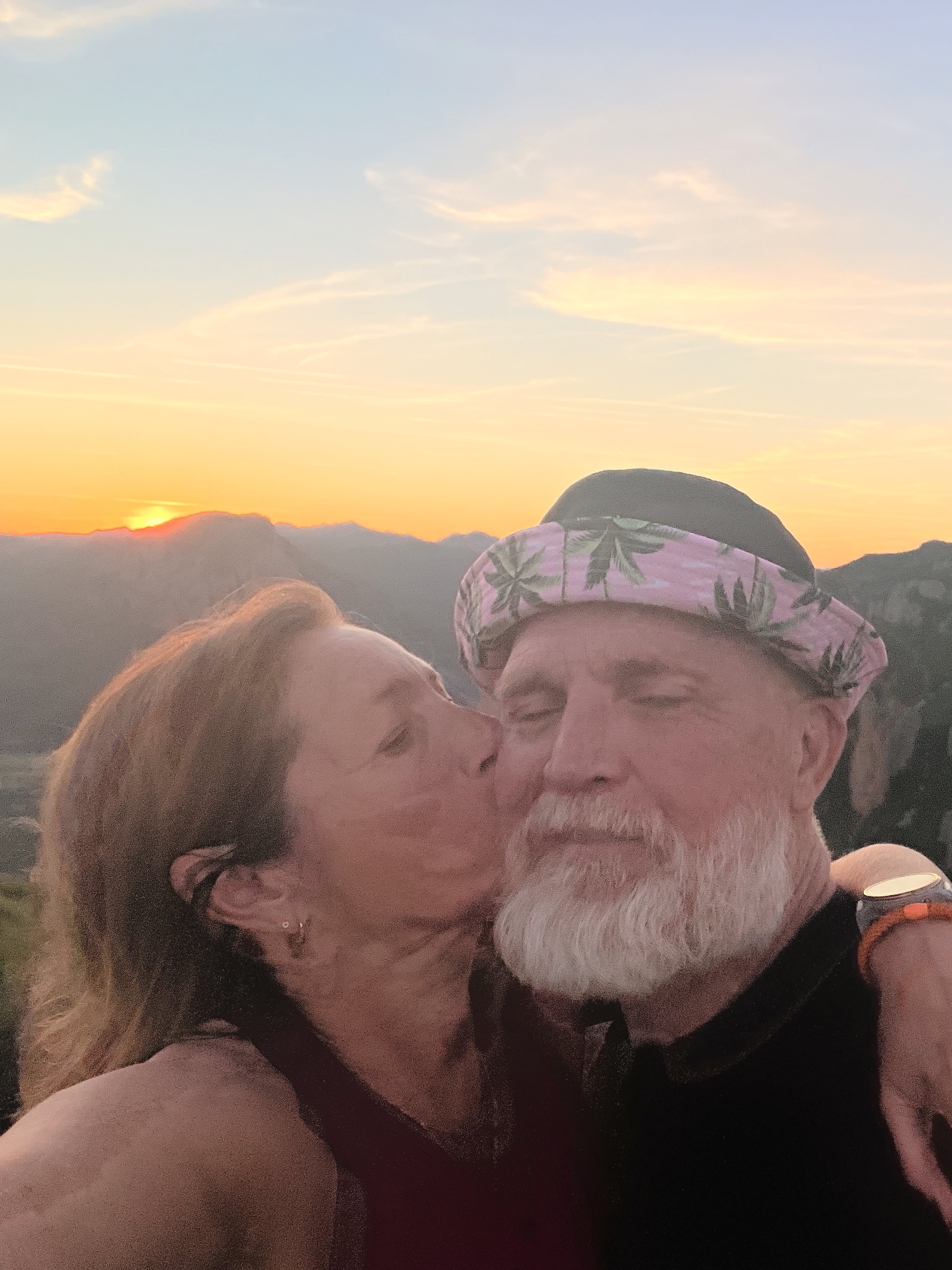 Valérie embrasse Marc au coucher de soleil sur les Pyrénées